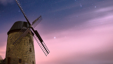 Die Warnstedter Windmühle unter Sternenhimmel